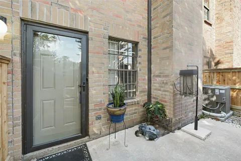 $139,900 | 9800 Pagewood Lane, Unit 2703, Houston, TX 77063