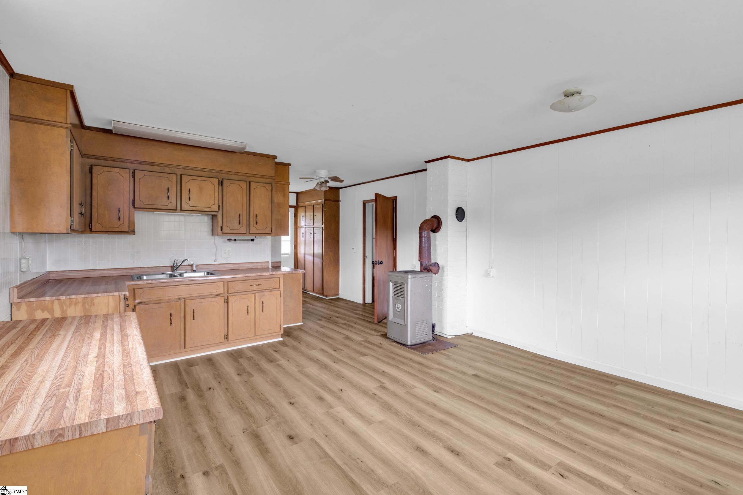 916 Old Saluda Dam Road Easley, SC 29640 - Photo 4 of 12 Gallery Image 4