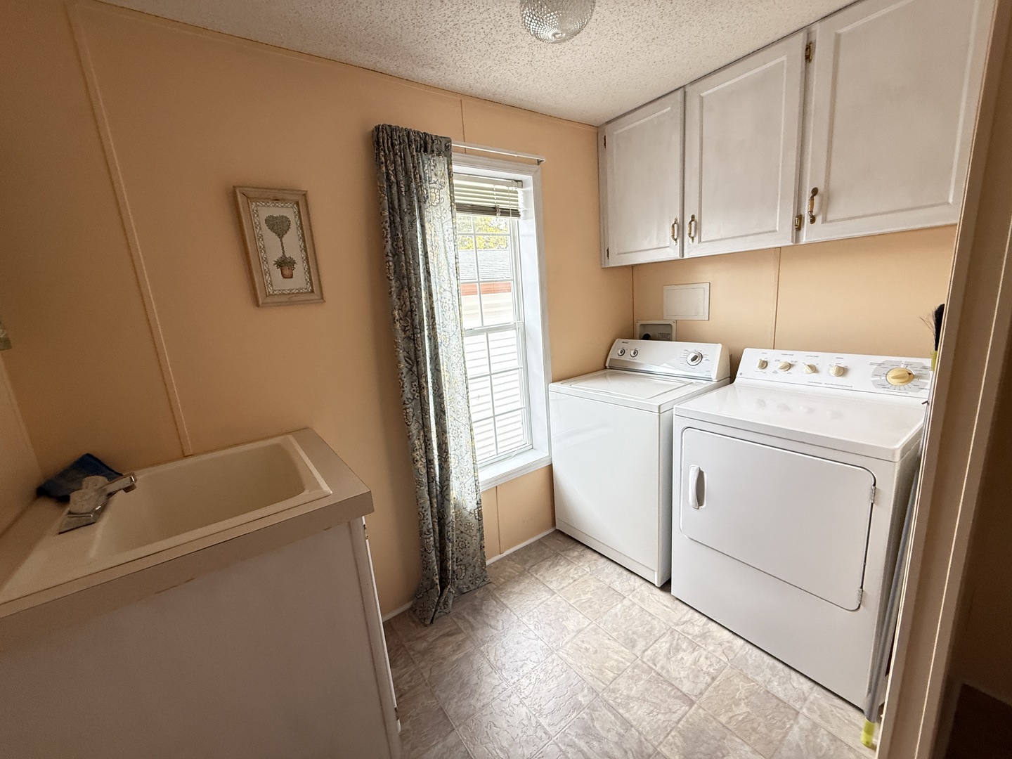 35 Partridge Lane Beecher, IL 60401 - Photo 4 of 34 a utility room with dryer and washer