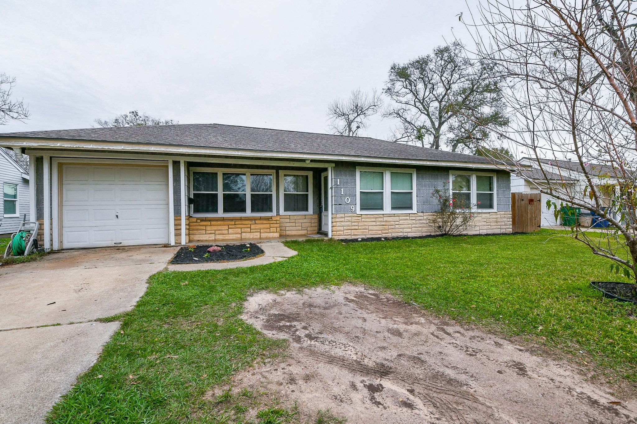 1109 Miller Street Angleton, TX 77515 - Photo 2 of 20