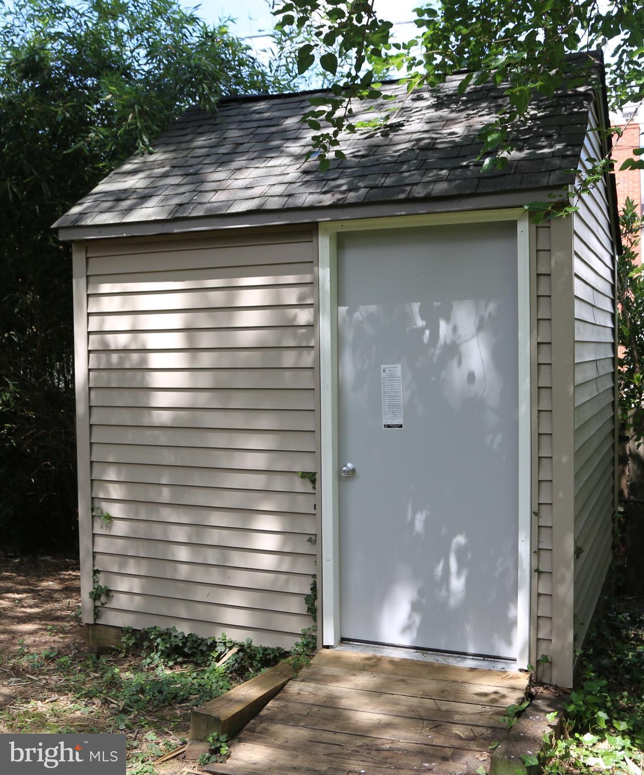 5948 Williamsburg Road Alexandria, VA 22303 - Photo 4 of 24 Exterior (Rear)