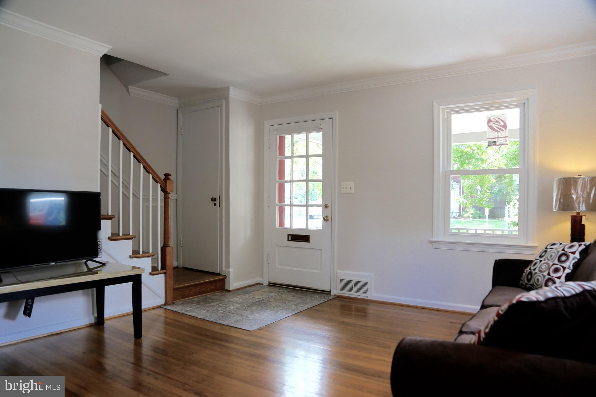 5948 Williamsburg Road Alexandria, VA 22303 - Photo 6 of 24 Living Room