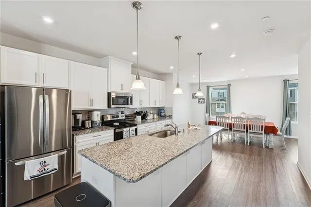 a large kitchen with kitchen island a large island in it