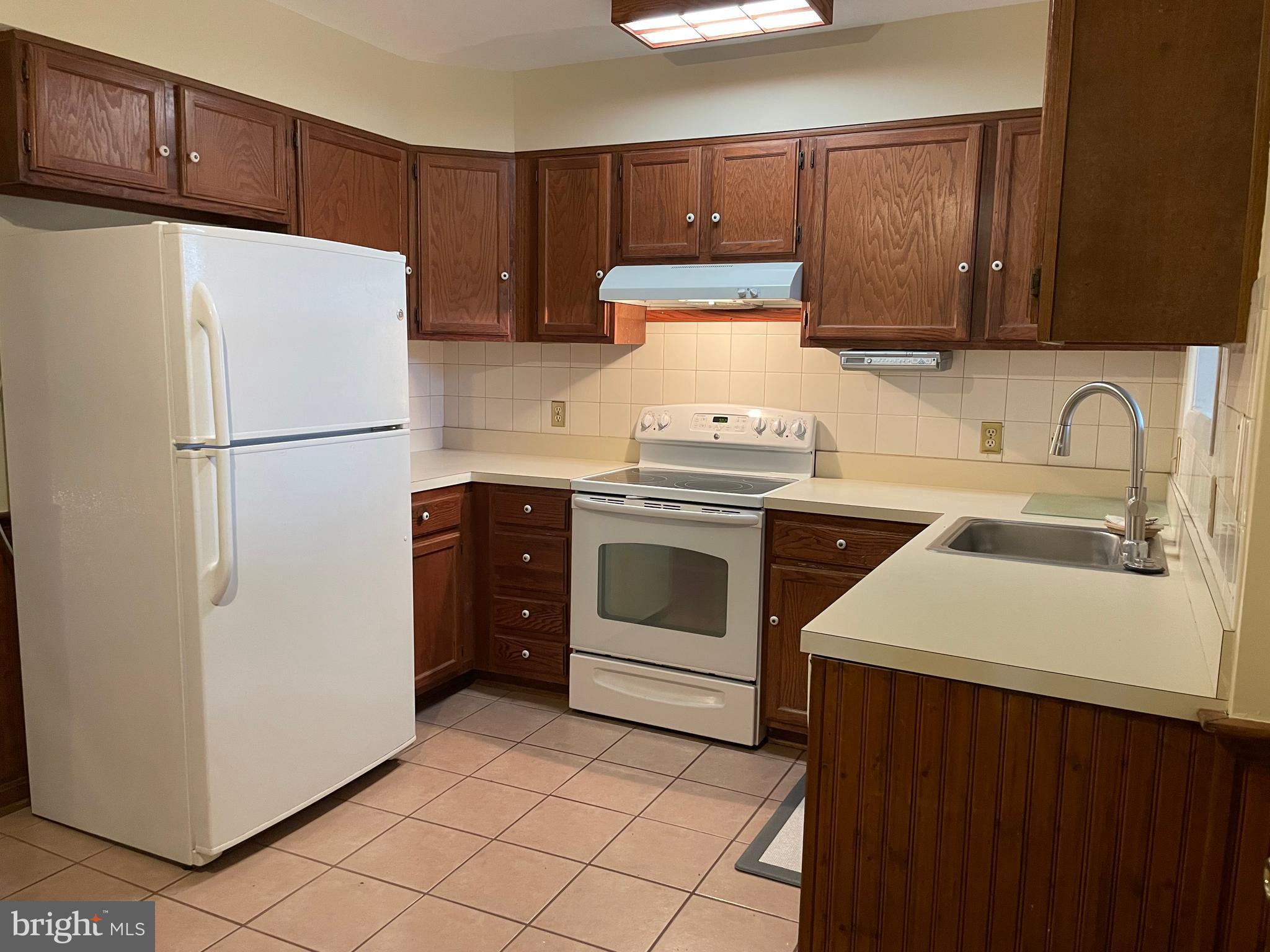 2505 South Walter Reed Drive, Unit A Arlington, VA 22206 - Photo 4 of 7 Kitchen