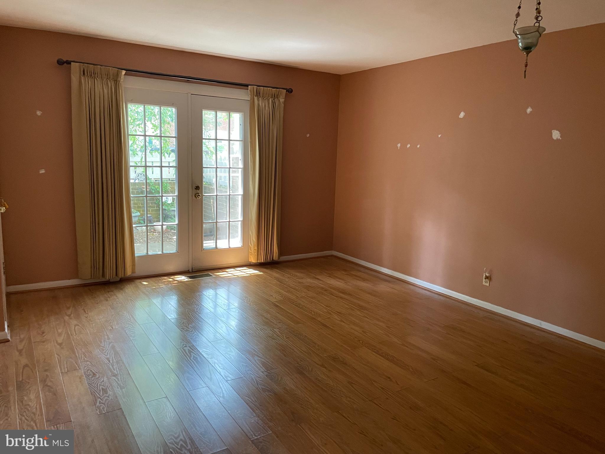 2505 South Walter Reed Drive, Unit A Arlington, VA 22206 - Photo 5 of 7 Living Room before staging