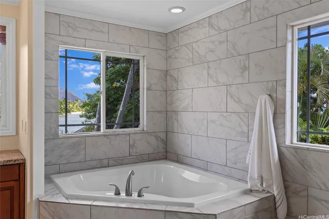 $2,690,000 | 5783 Kalanianaʻole Highway, Honolulu, HI 96821