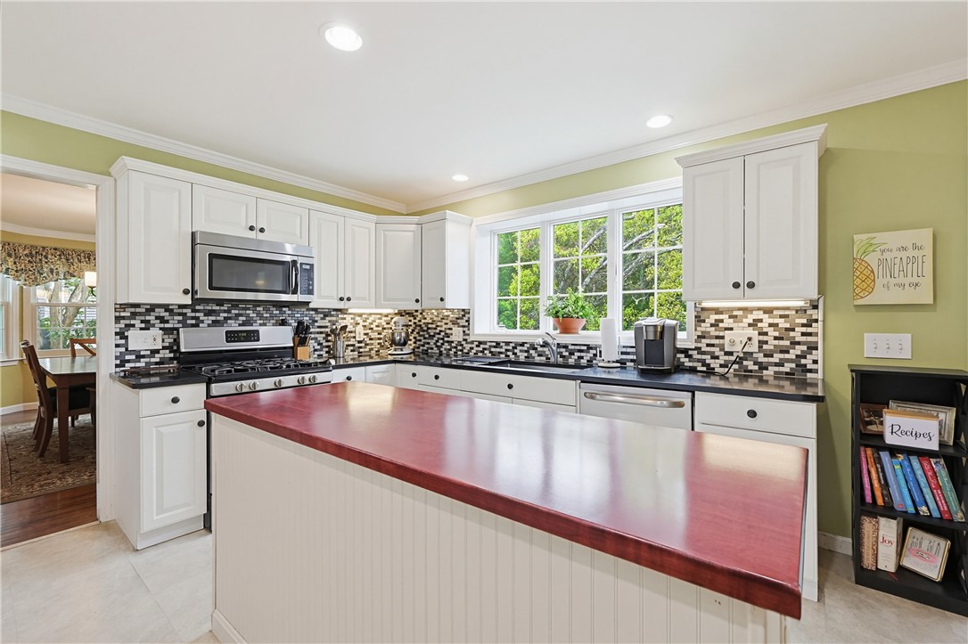 28 Rockridge Road Westerly, RI 02891 - Photo 13 of 40