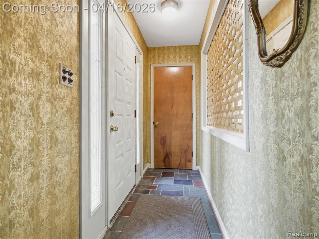 192 Booth Road Troy, MI 48085 - Photo 9 of 37