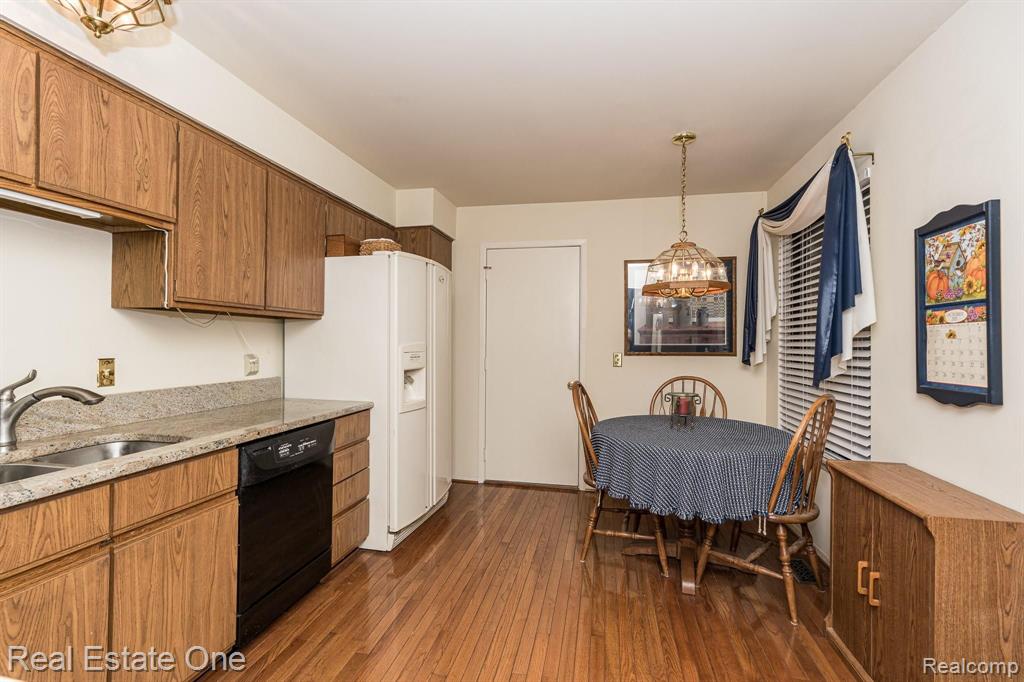 627 Tennyson Rochester Hills, MI 48307 - Photo 5 of 25