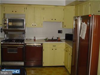 8844 Rising Sun Avenue Philadelphia, PA 19115 - Photo 8 of 12 Kitchen
