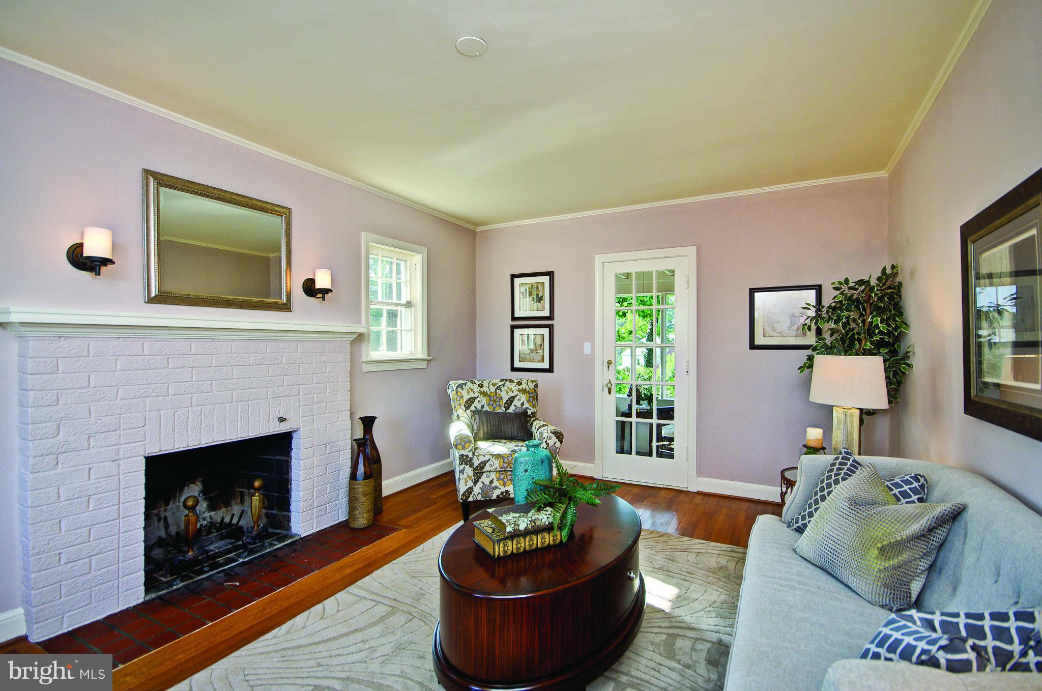 6134 Sligo Mill Road Northeast Washington, DC 20011 - Photo 3 of 18 Living Room