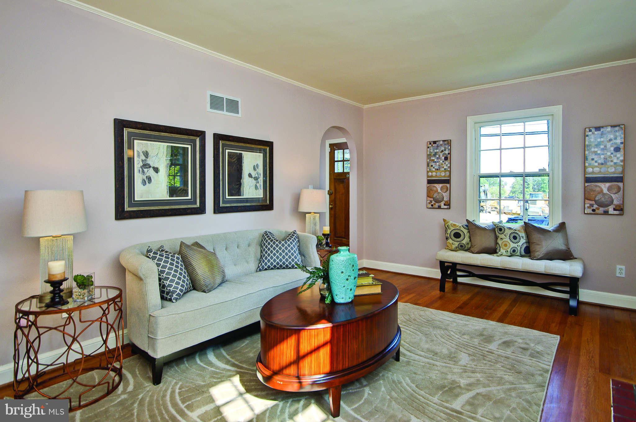 6134 Sligo Mill Road Northeast Washington, DC 20011 - Photo 4 of 18 Living Room
