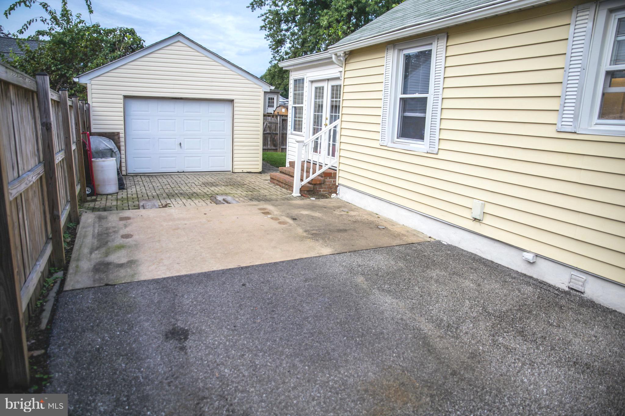 420 Cresswell Road Baltimore, MD 21225 - Photo 3 of 69 Oversized one-car garage
