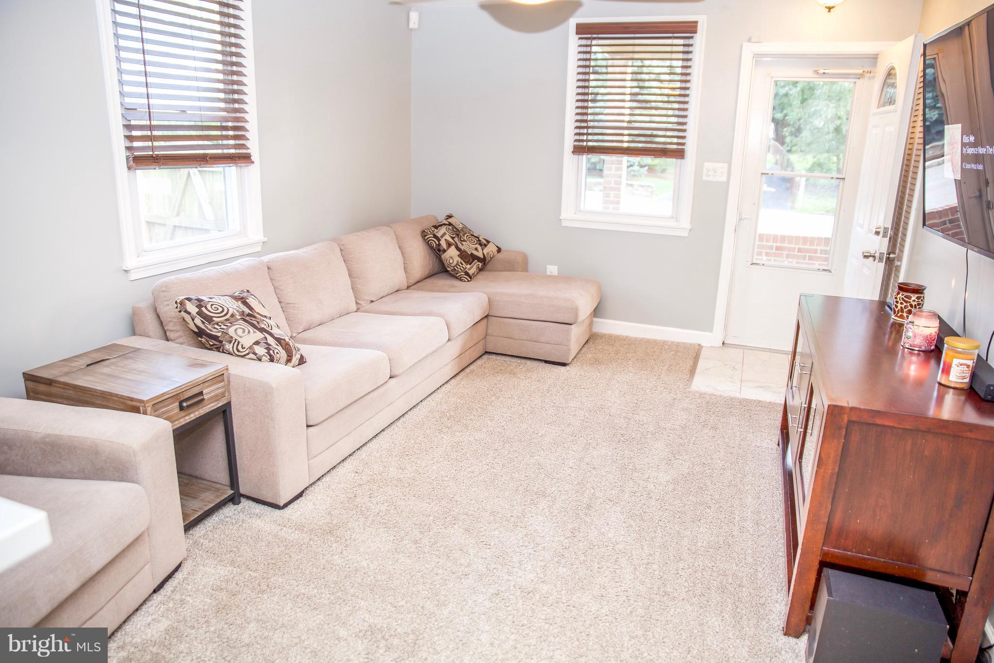 420 Cresswell Road Baltimore, MD 21225 - Photo 4 of 69 Living Room
