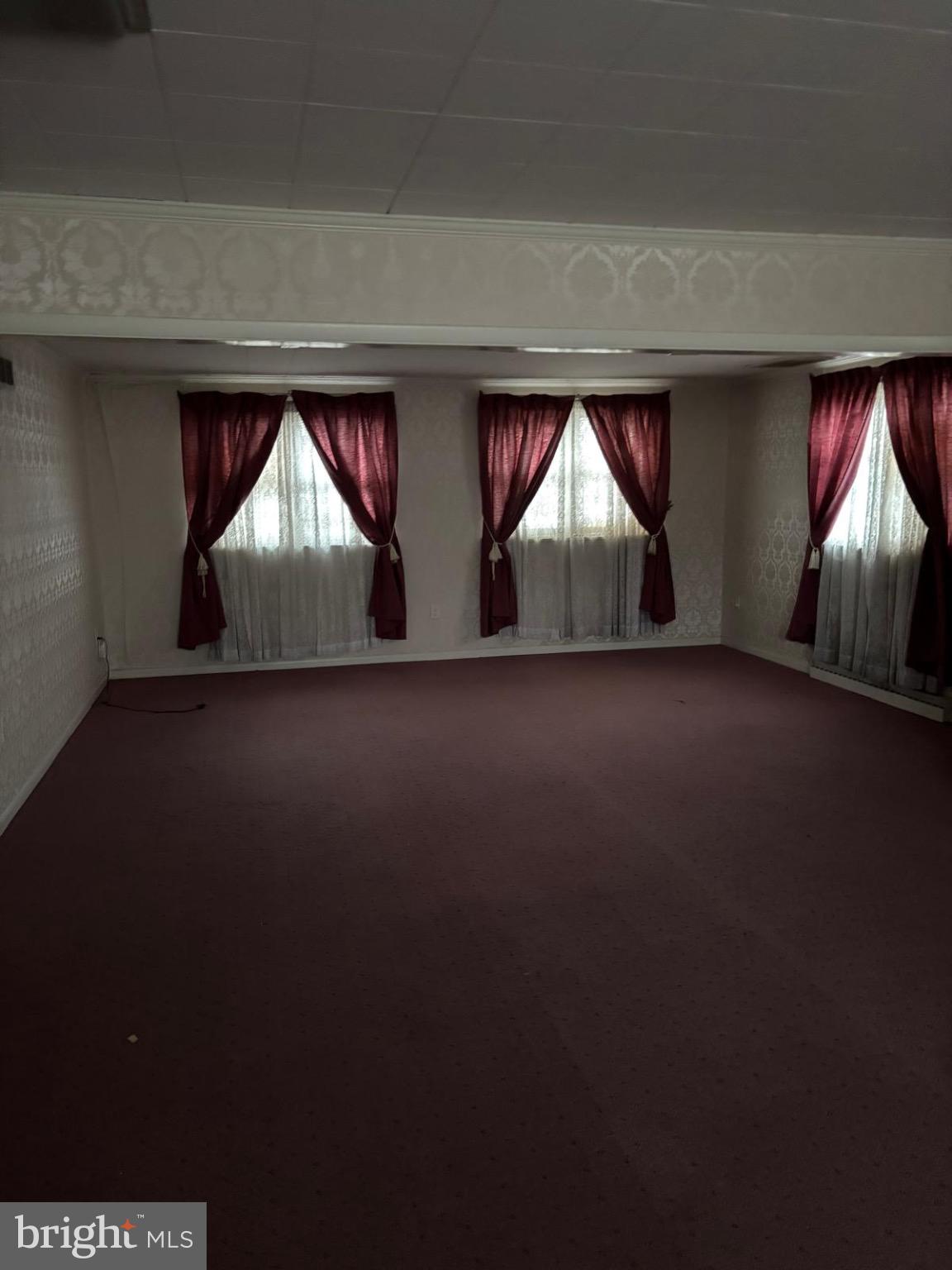 869 Beverly Road Burlington, NJ 08016 - Photo 8 of 10 Spacious room with elegant drapery.