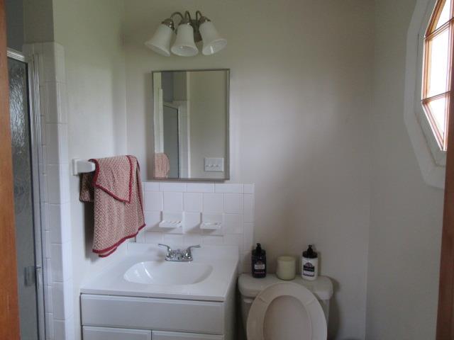 6210 Lakeview Road Springfield, TN 37172 - Photo 14 of 19 a bathroom with a sink and mirror