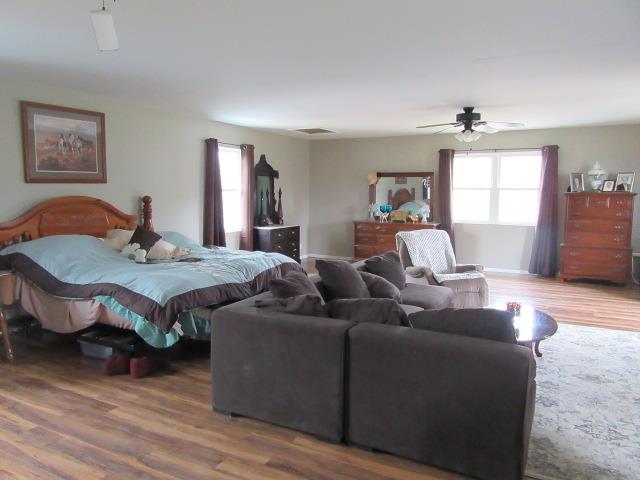 6210 Lakeview Road Springfield, TN 37172 - Photo 8 of 19 a living room with furniture and wooden floor