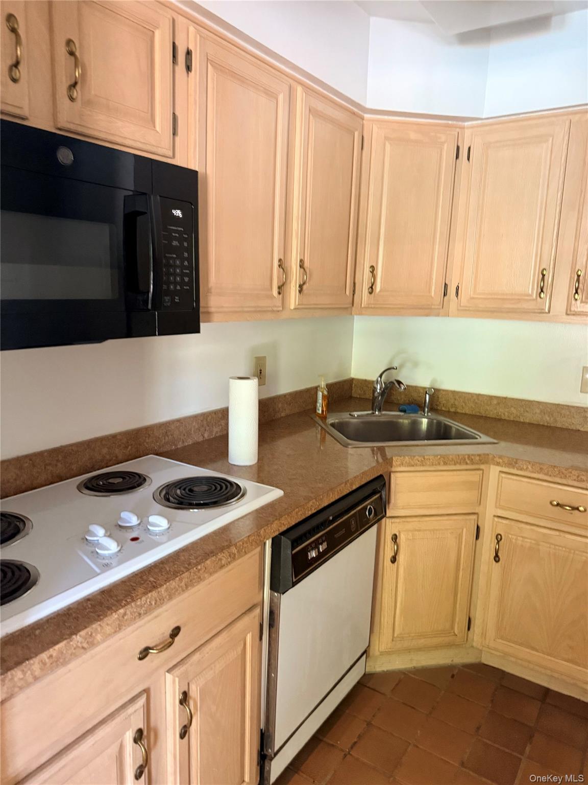 611 Pondside Drive White Plains, NY 10607 - Photo 35 of 40 common kitchen in club house