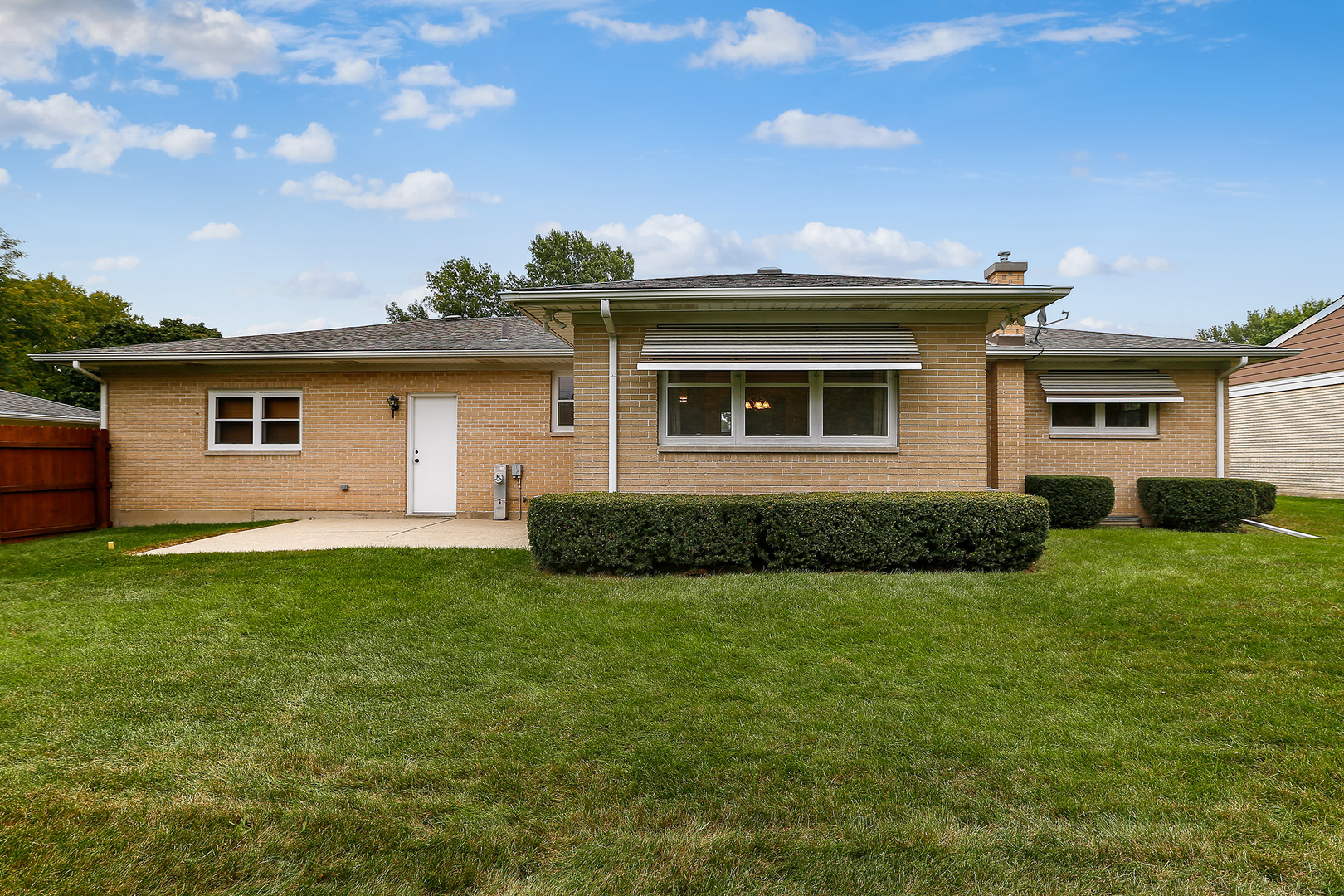 352 North Alfred Avenue Elgin, IL 60123 - Photo 17 of 20 a front view of house with yard and green space