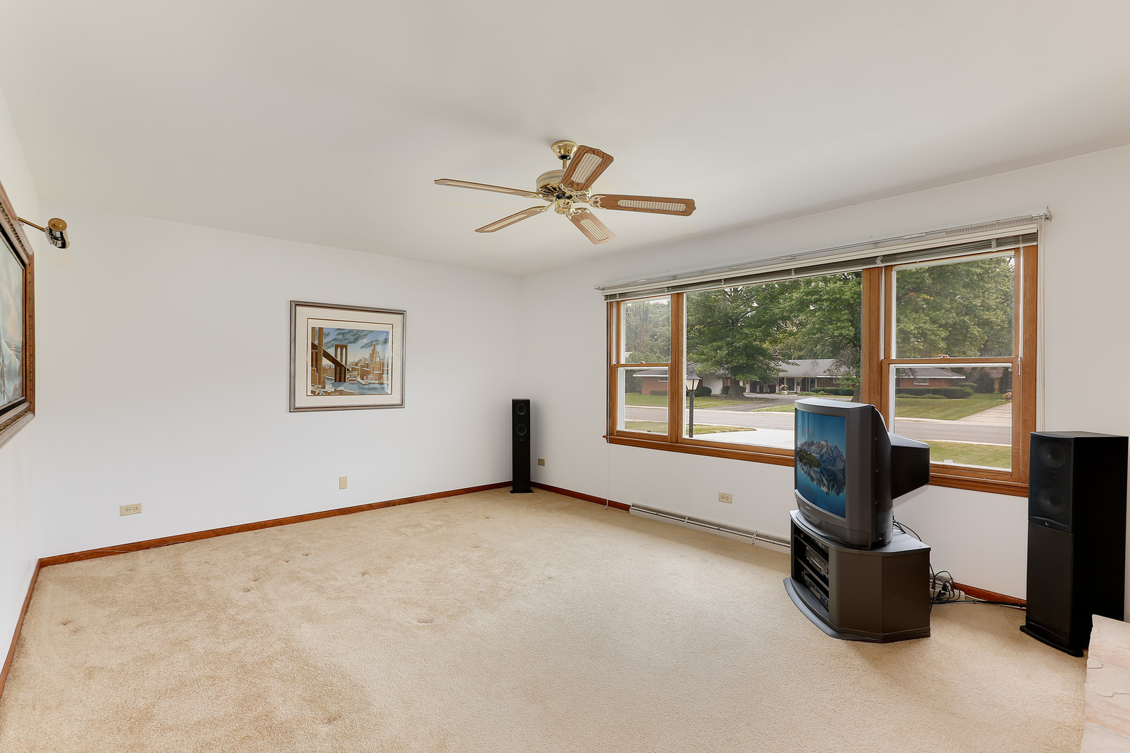 352 North Alfred Avenue Elgin, IL 60123 - Photo 4 of 20 a view of a work space with a large window