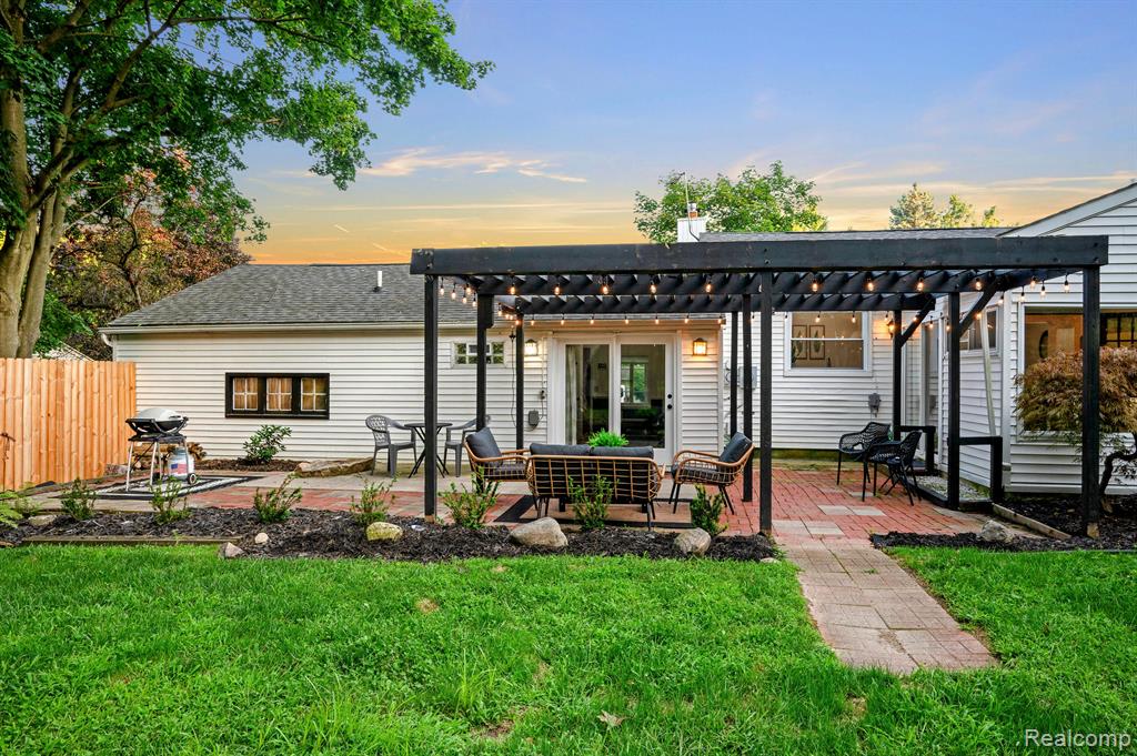 470 Maplehill Road Rochester Hills, MI 48306 - Photo 1 of 54