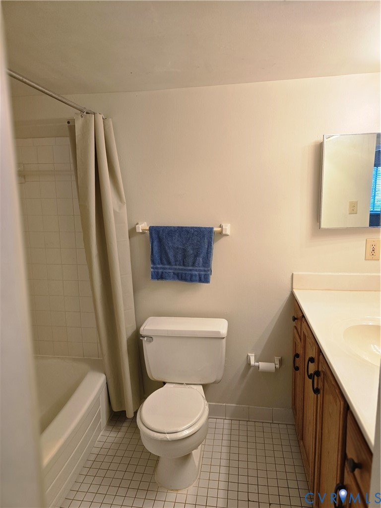 5610 Crenshaw Road, Unit 1221 Richmond, VA 23227 - Photo 8 of 14 a bathroom with a toilet a sink and bathtub