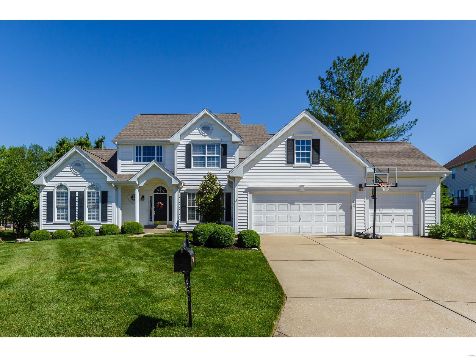 17209 Bluffview Ridge Place Chesterfield, MO 63005 - Photo 2 of 47 Gallery Image 2