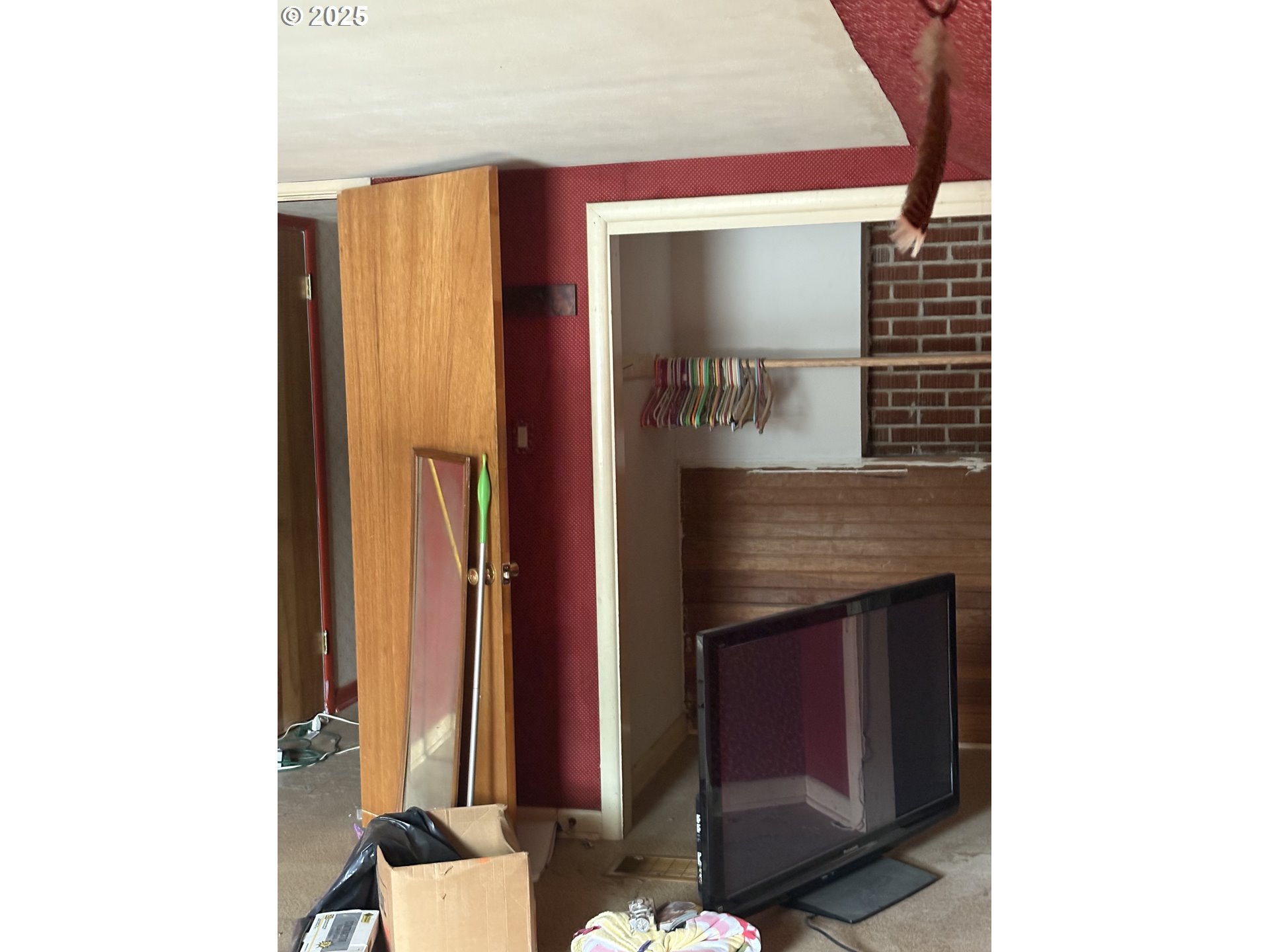4135 Concord Street Eugene, OR 97402 - Photo 13 of 14 a bathroom with a sink and a mirror