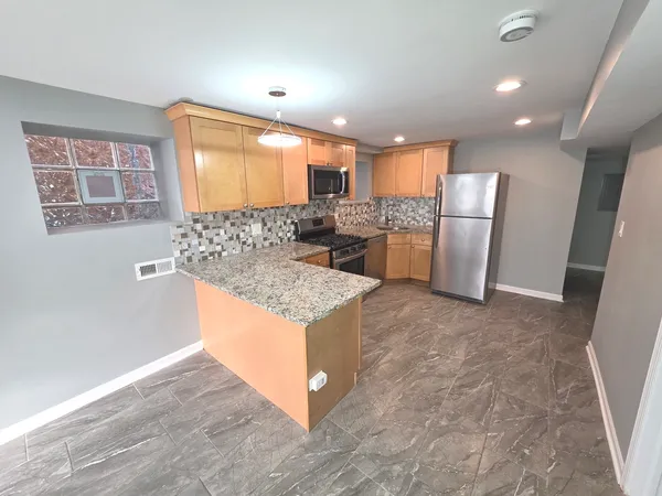$1,650 | 5134 West Henderson Street, Unit G, Chicago, IL 60641