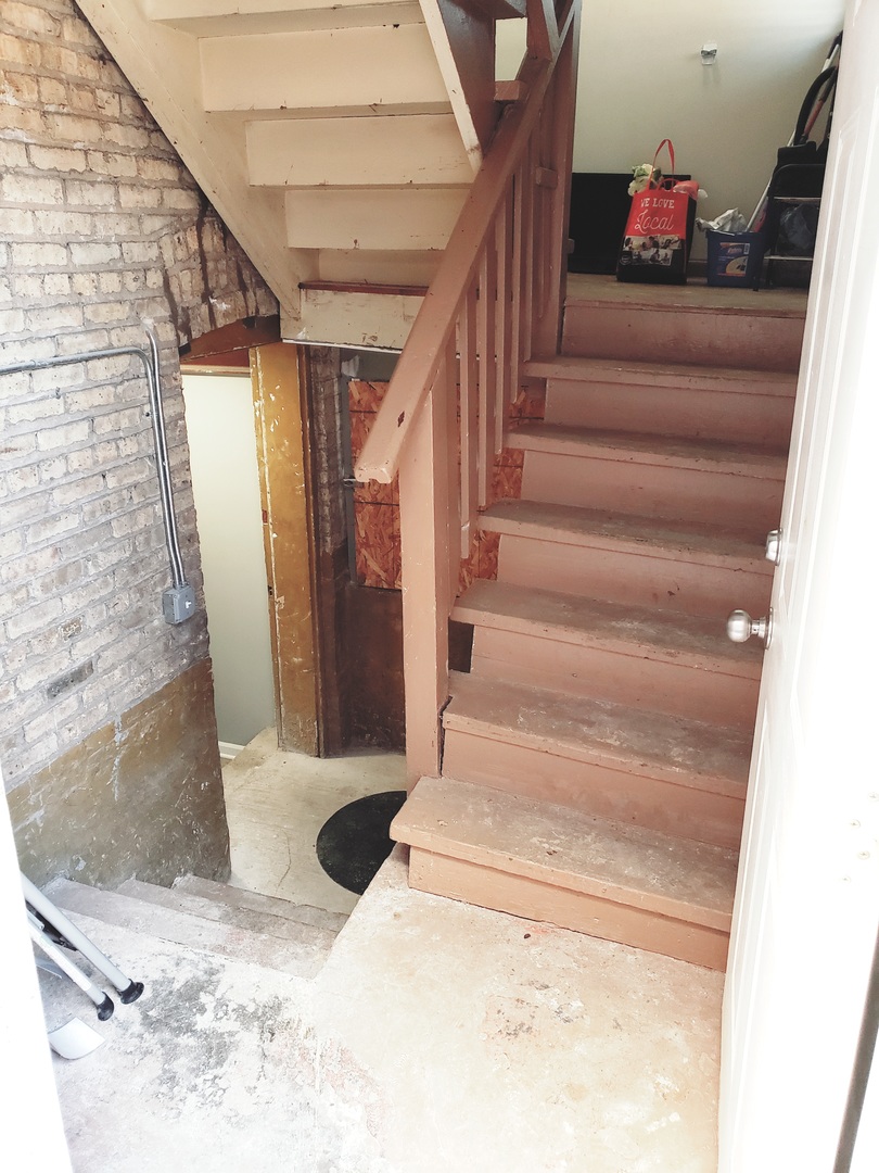 5134 West Henderson Street, Unit G Chicago, IL 60641 - Photo 41 of 47 a view of entryway