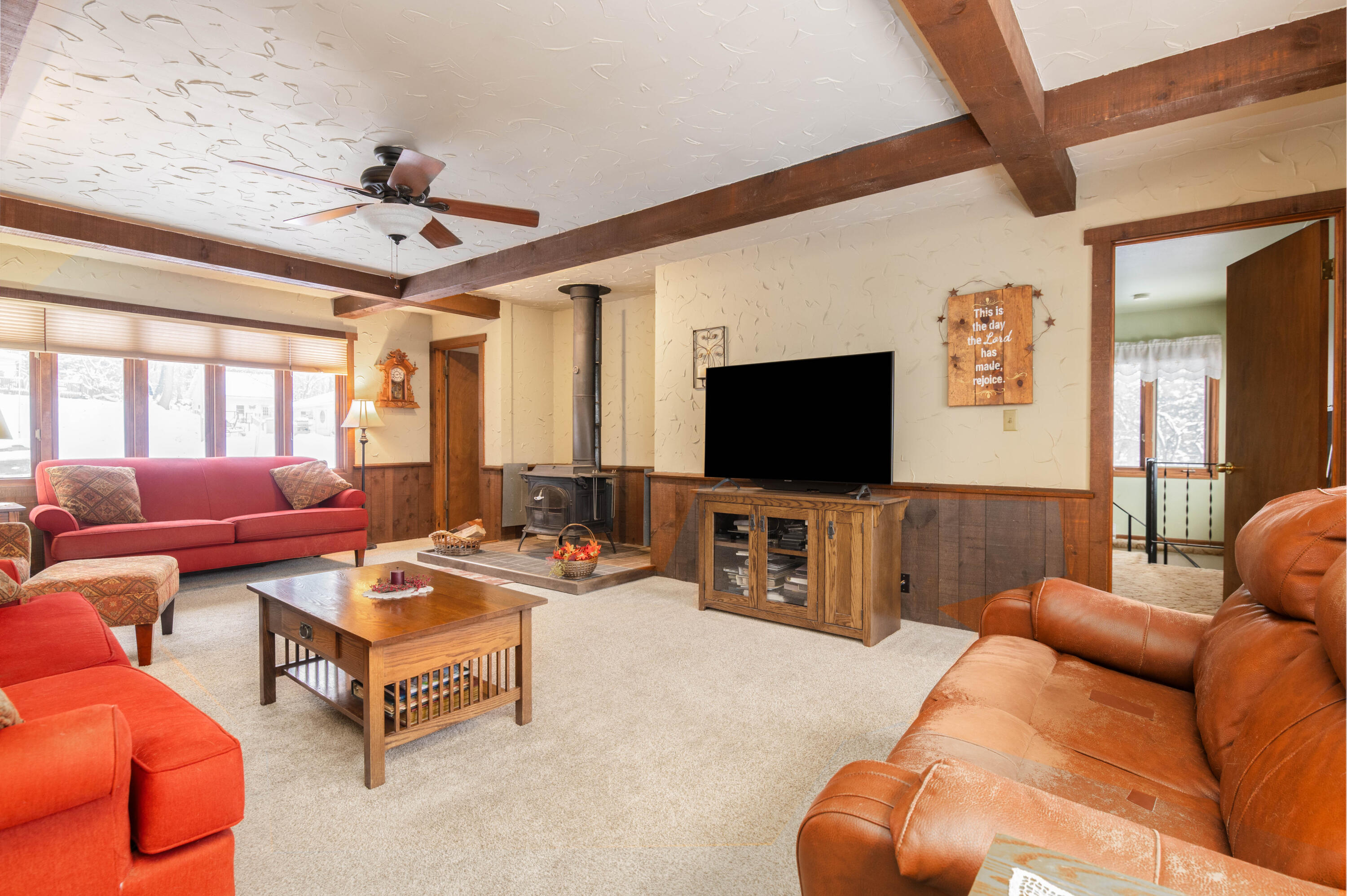 W304N2426 Maple Avenue Delafield, WI 53072 - Photo 7 of 36 Living Room