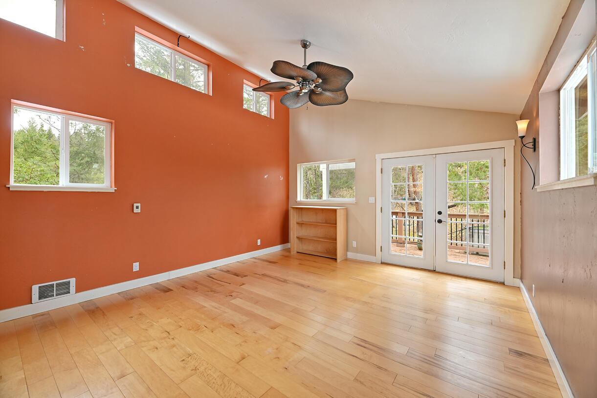 2734 Waters Gulch Road Jacksonville, OR 97530 - Photo 20 of 51 29
