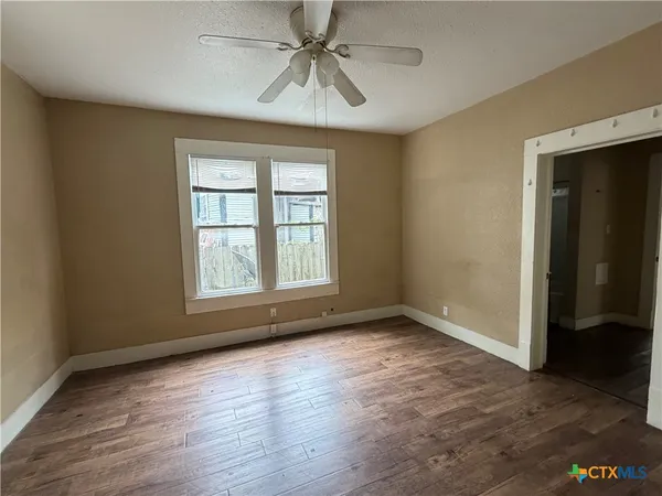 $1,200 | 408 East North Street, Unit DWNSTRS, Victoria, TX 77901