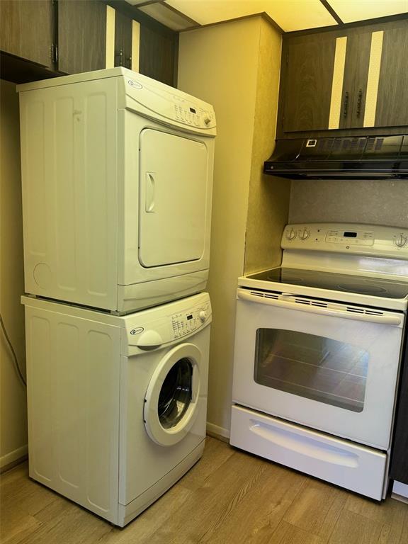 210 Elliot Avenue, Unit 135 Sarasota, FL 34232 - Photo 3 of 26 a utility room with dryer and washer