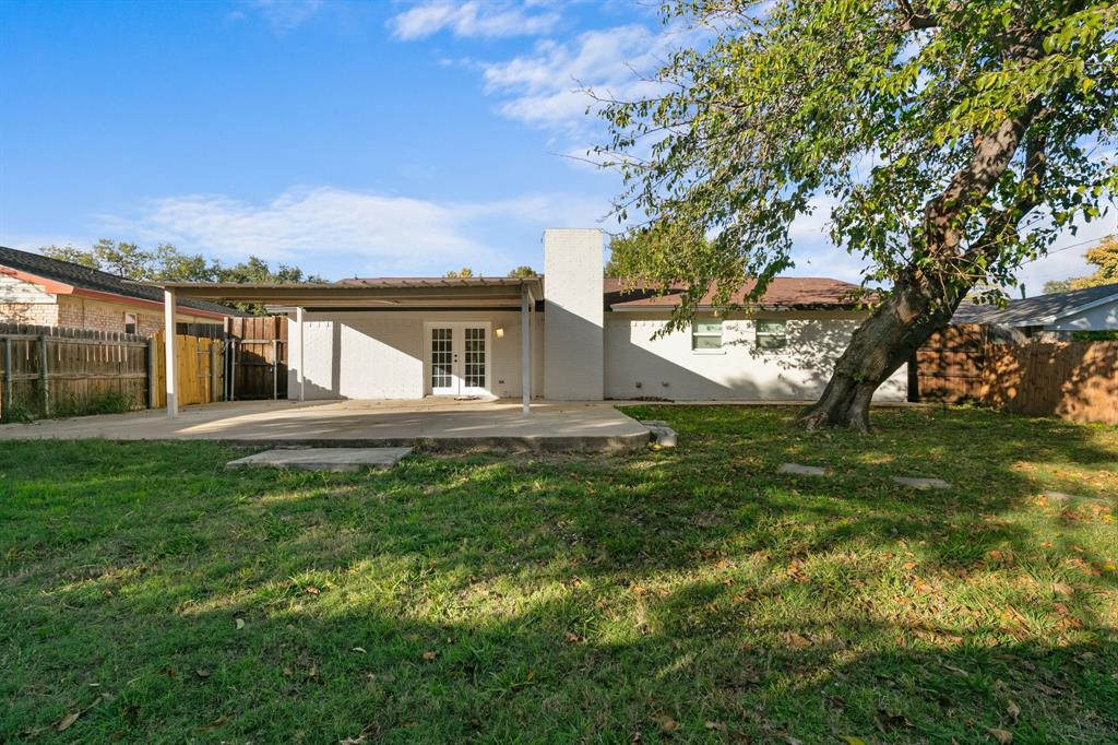 1002 Wembley Road Arlington, TX 76014 - Photo 20 of 20 a front view of house with yard and green space