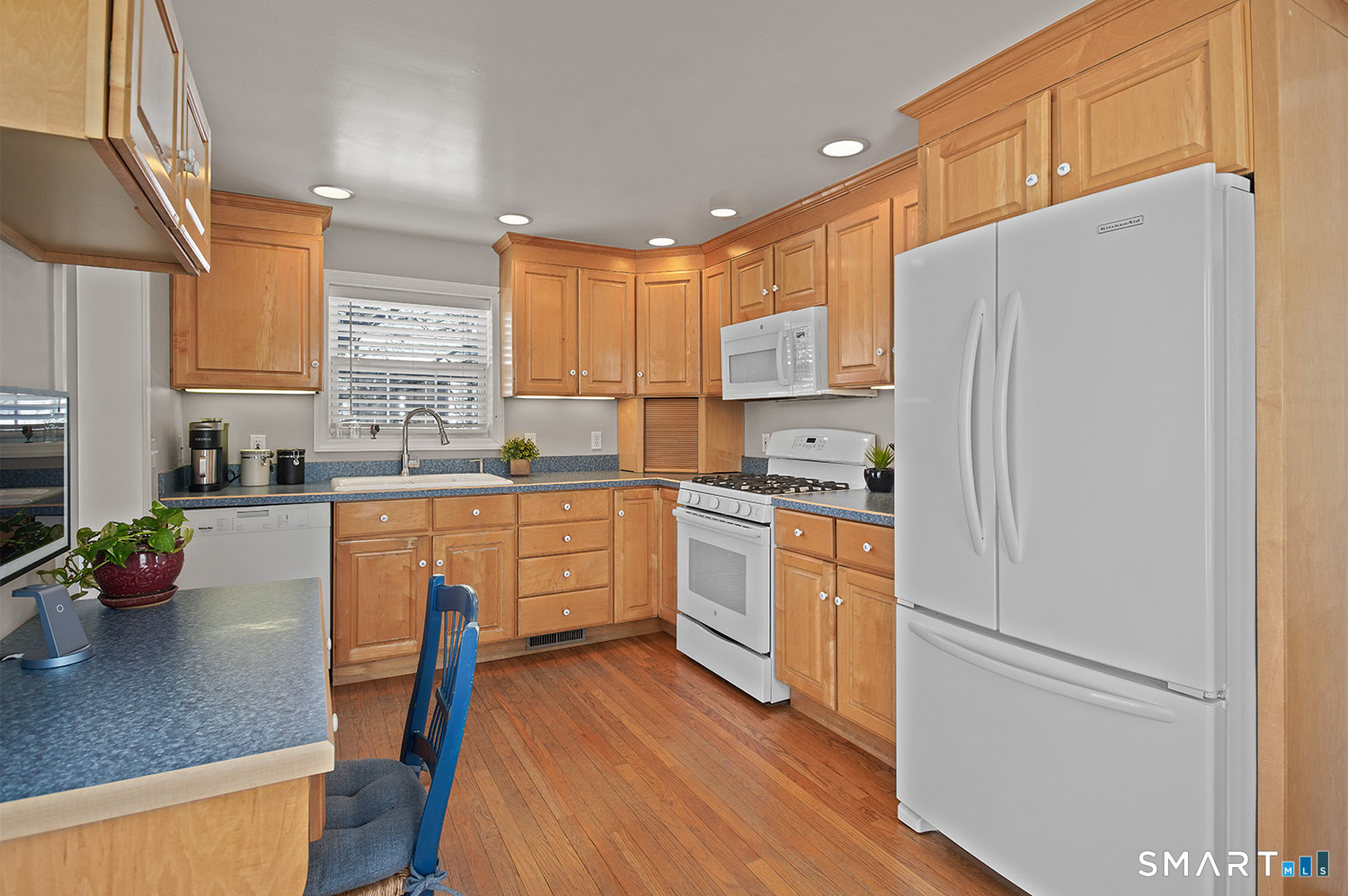 88 Veres Street Fairfield, CT 06824 - Photo 8 of 28