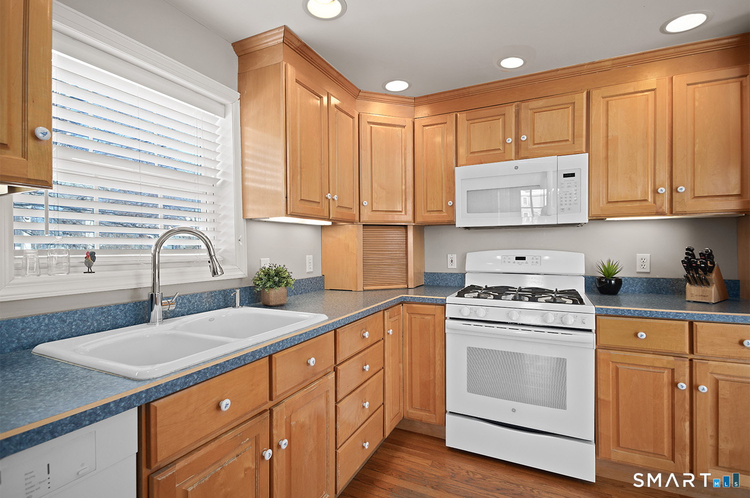 88 Veres Street Fairfield, CT 06824 - Photo 10 of 28