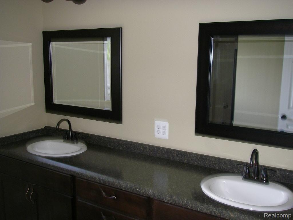 17925 Rainbow Road Fraser, MI 48026 - Photo 7 of 11 mbth2.jpg