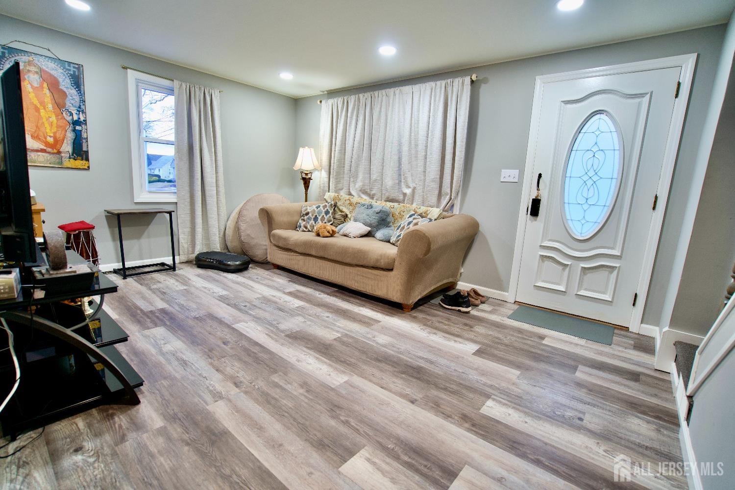 193 Old Road Sewaren, NJ 07077 - Photo 4 of 23
