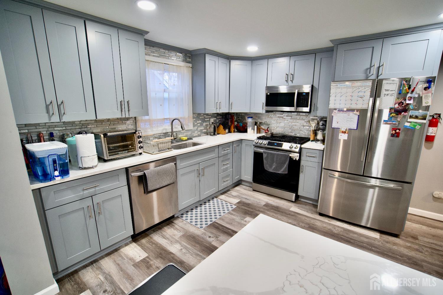 193 Old Road Sewaren, NJ 07077 - Photo 7 of 23