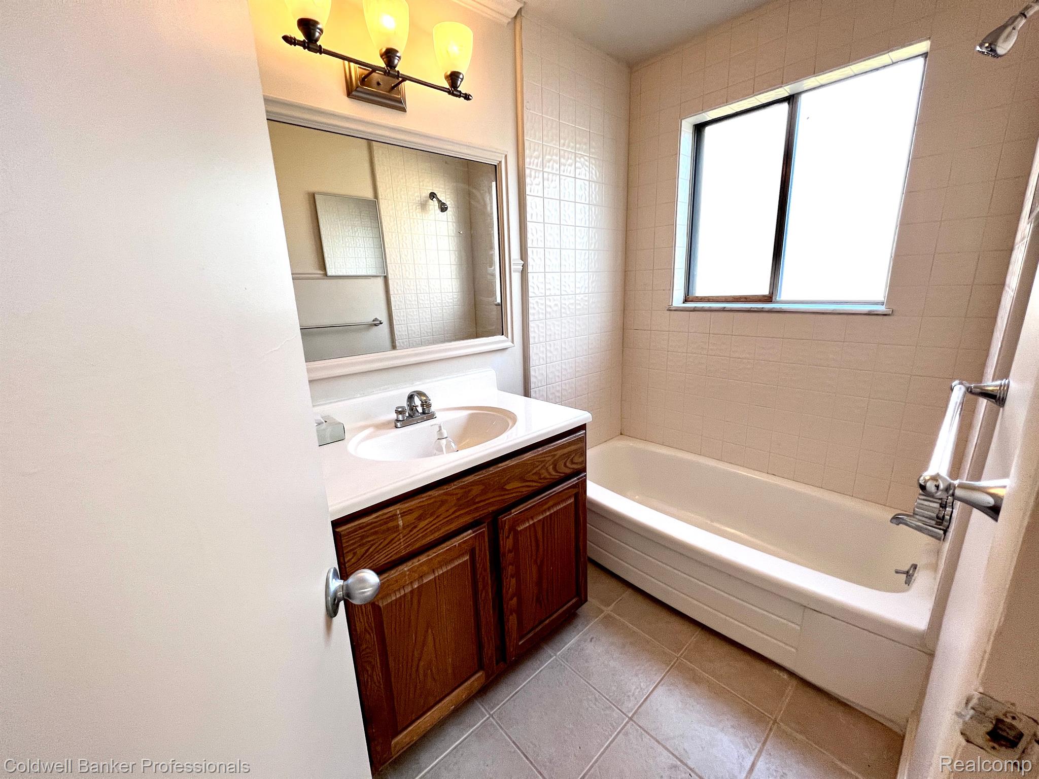 1716 Milverton Road Troy, MI 48083 - Photo 10 of 18 Full bath
