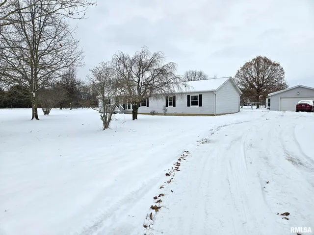 $224,000 | 16236 East Lakeview Drive, Lewistown, IL 61542