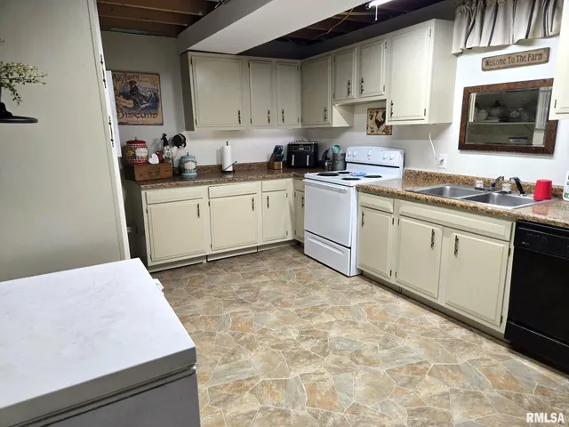 $224,000 | 16236 East Lakeview Drive, Lewistown, IL 61542