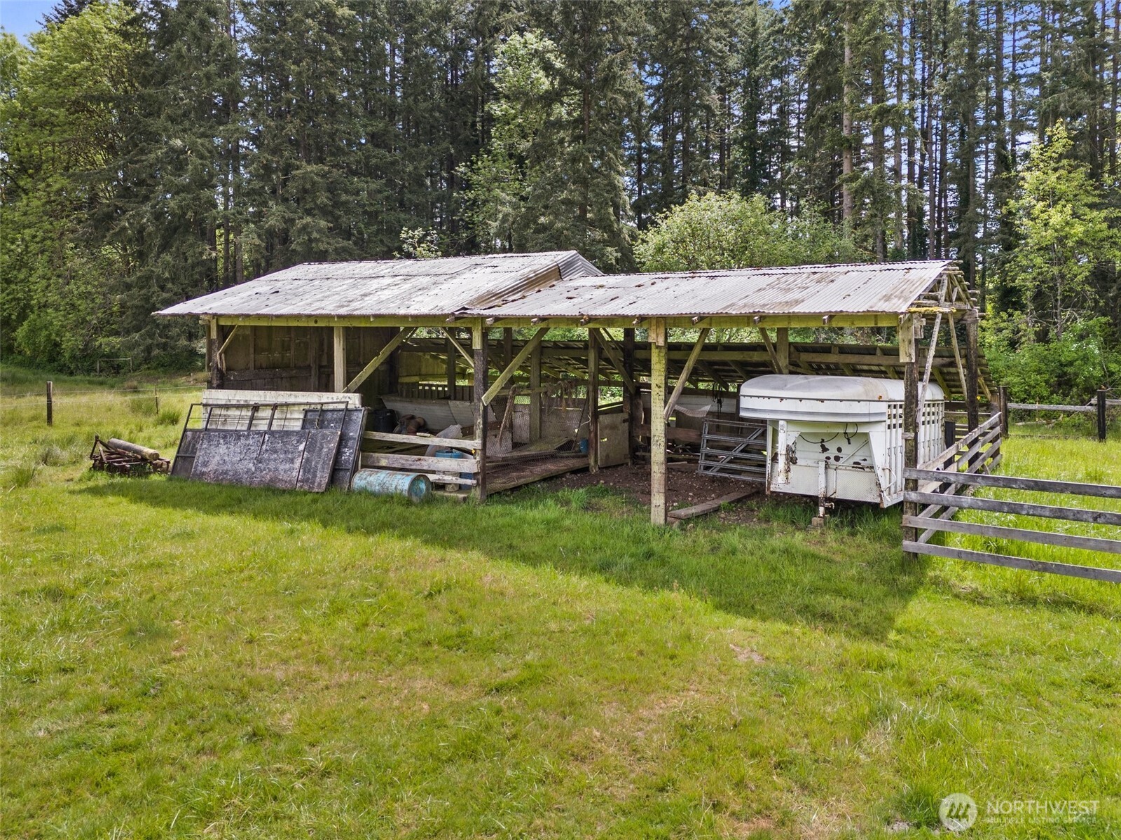 154 Sanderson Road Chehalis, WA 98532 - Photo 19 of 27 a backyard of a house with barbeque oven