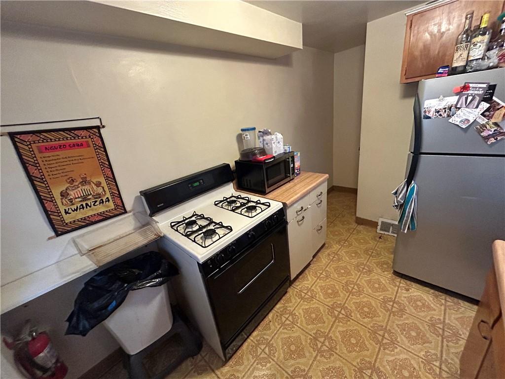 330B Moon Clinton Road, Unit A Coraopolis, PA 15108 - Photo 5 of 18 a kitchen with a stove and a refrigerator