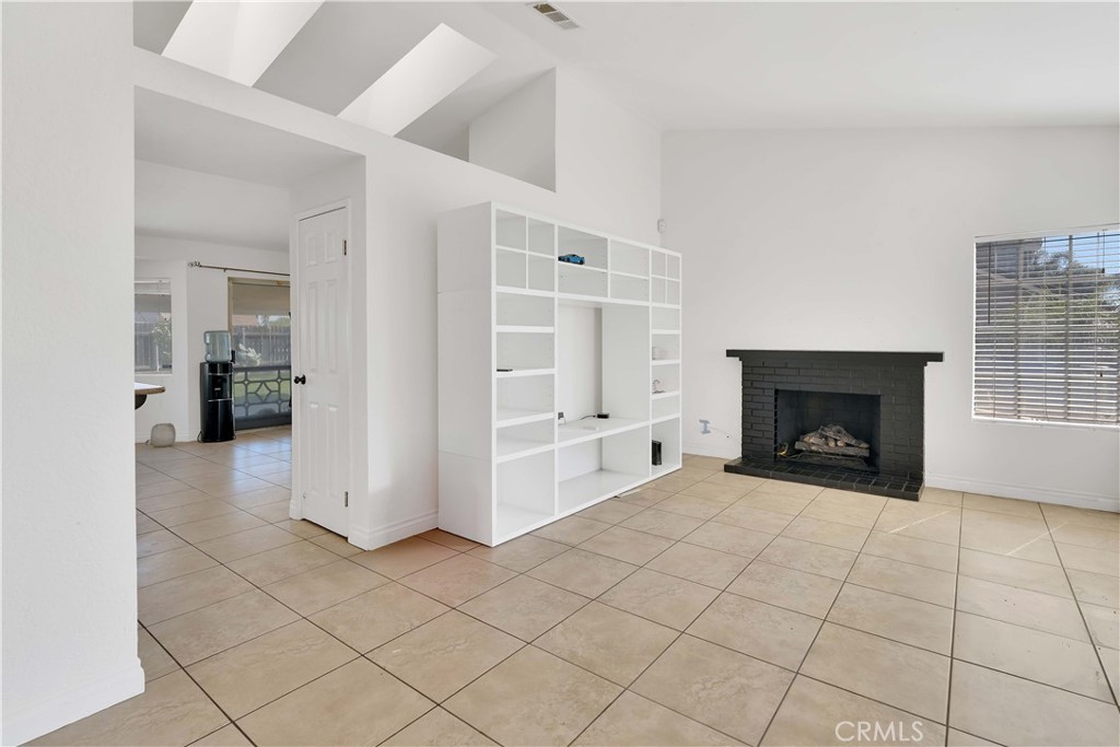 661 North Larch Avenue Rialto, CA 92376 - Photo 3 of 15