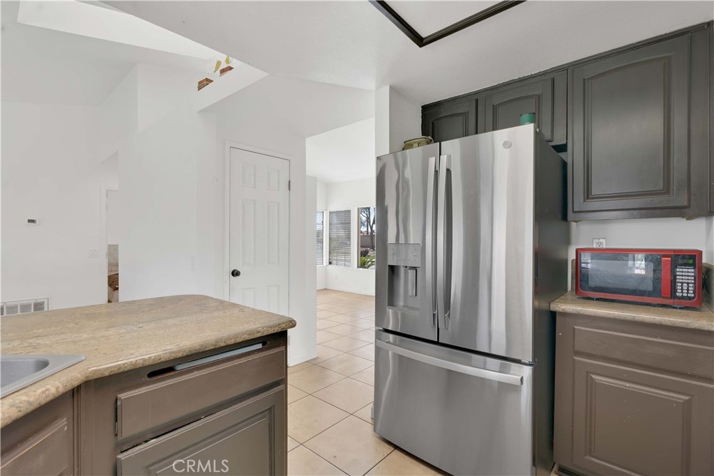 661 North Larch Avenue Rialto, CA 92376 - Photo 5 of 15