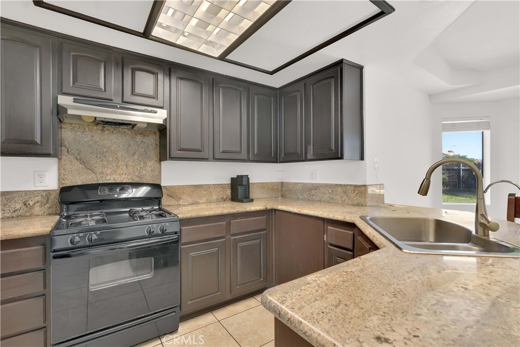 661 North Larch Avenue Rialto, CA 92376 - Photo 6 of 15