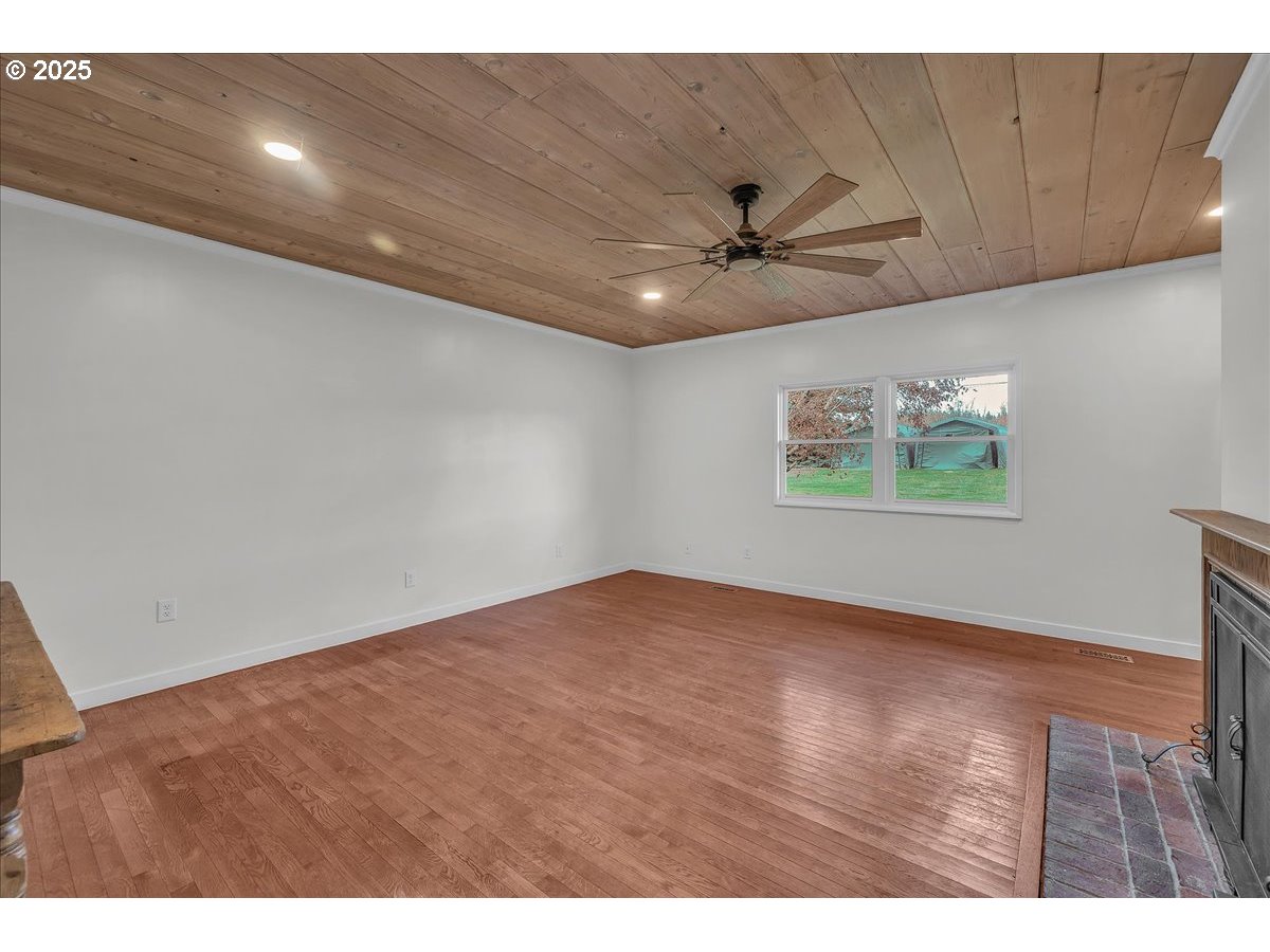 19448 Southwest Scholls Ferry Road Beaverton, OR 97007 - Photo 20 of 45 a view of an empty room