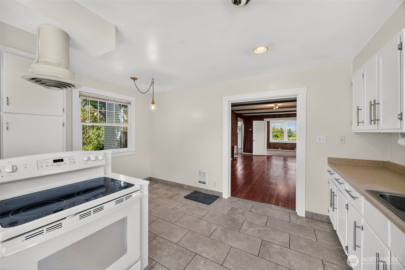 4417 Seahurst Avenue Everett, WA 98203 - Photo 15 of 30